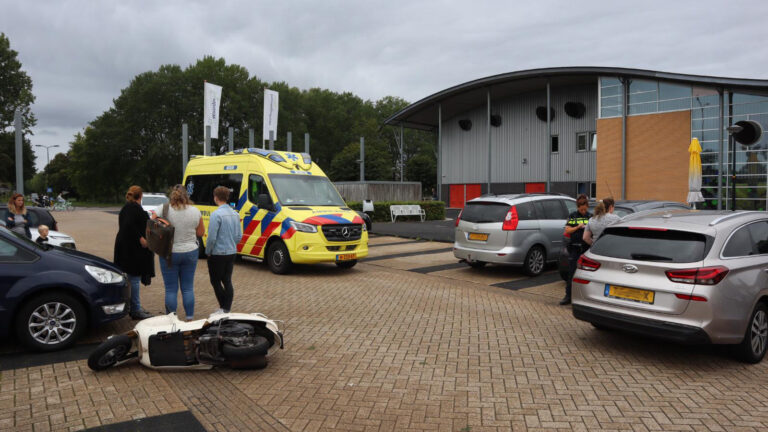 Scooterrijdster gewond na botsing op parkeerterrein bij de Waardergolf