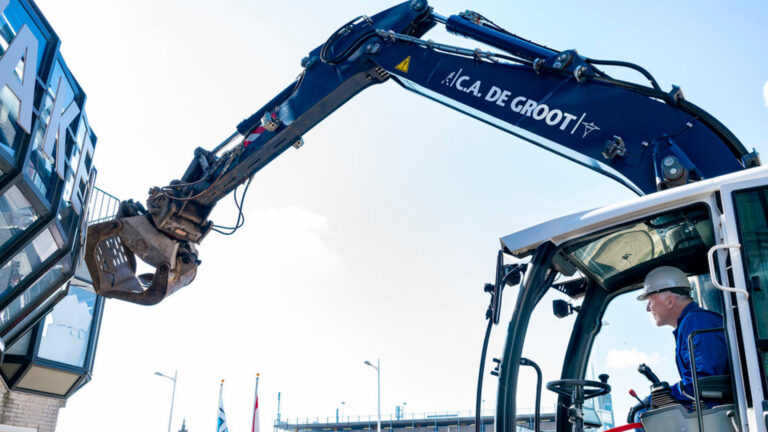 Start woningbouwproject Dockside met symbolische hap uit Kwakelhuis