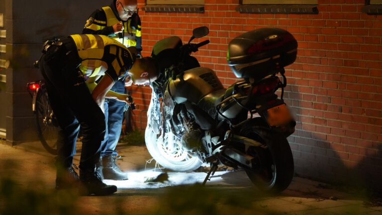 Buurvrouw blust brandende motor onder flat Melis Stokelaan met emmer water