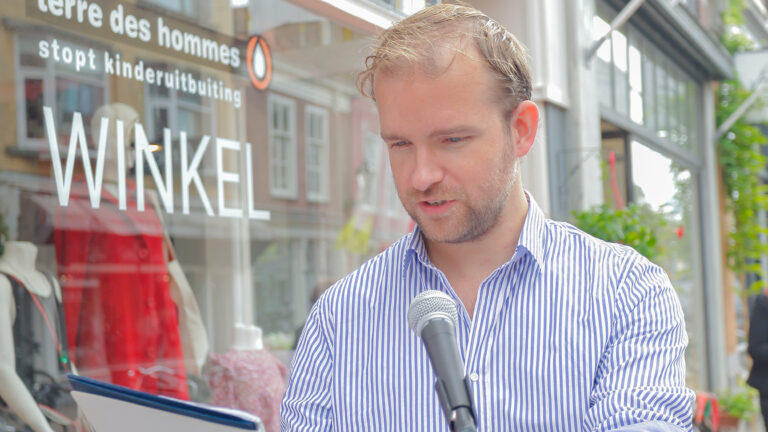 Alkmaarse Terre des Hommes winkel weer open na corona-sluiting en herinrichting