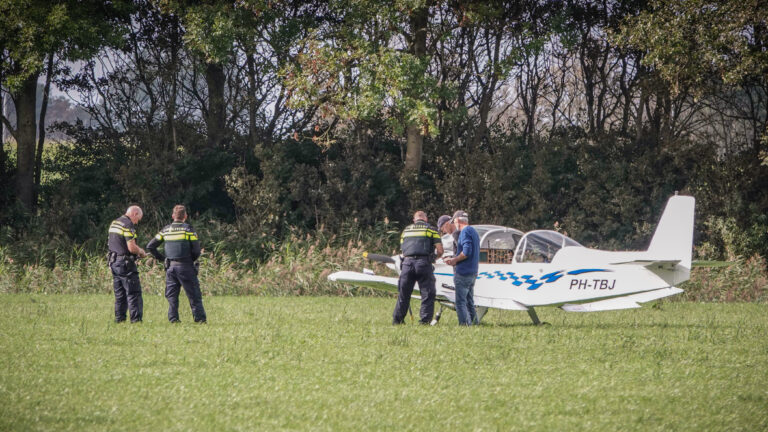 Vliegtuigje maakt noodlanding bij Noord-Scharwoude