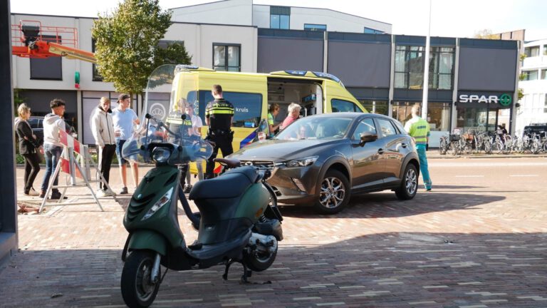 Auto ziet scooter over het hoofd bij afslaan naar parkeergarage Schelphoek