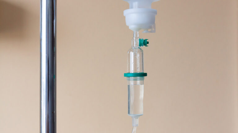 Man loopt weg uit ziekenhuis met infuus in arm