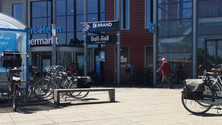 Politie houdt twee ‘bekende alcoholisten’ aan bij AH Egmond aan den Hoef