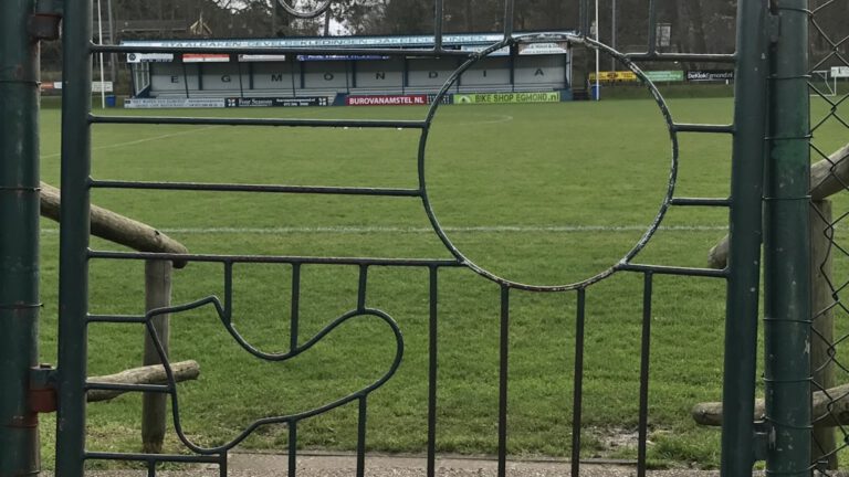 Egmondse voetbalclubs woedend op Sportraad: “Advies over onze fusielocatie zonder enig overleg”
