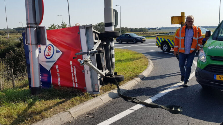 Aanhanger op de kant bij de afslag van de N508 naar de N242