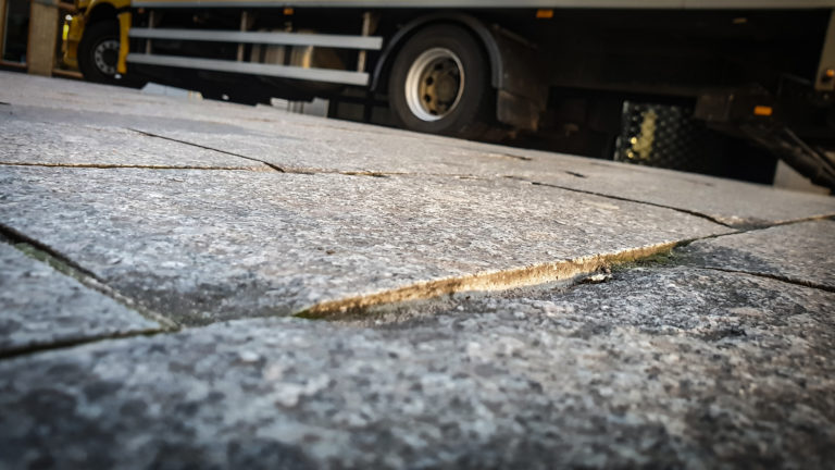BAS dringt aan op snel herstel van slechte bestrating in binnenstad Alkmaar