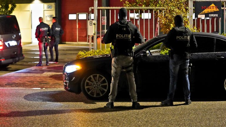 Eerder beschoten bedrijfspand nu onderwerp inval arrestatieteam en technische recherche