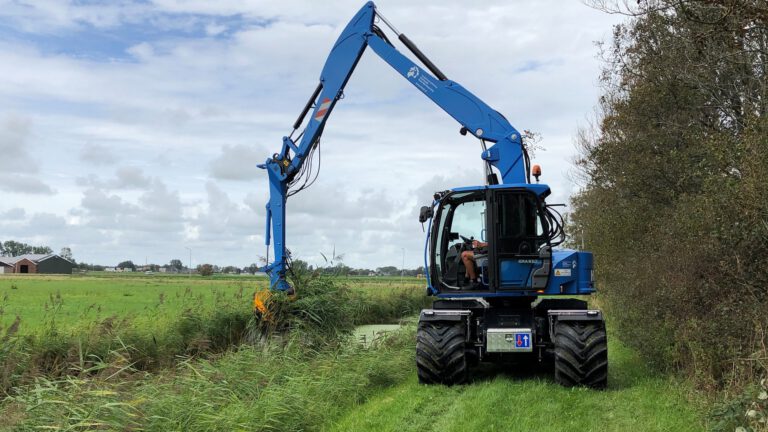 Schouwmeesters van Hoogheemraadschap gaan schoonmaak sloten controleren