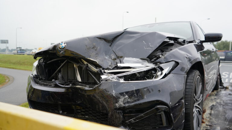 Auto botst tegen zijkant vrachtwagen op kruising Noordervaart – N242