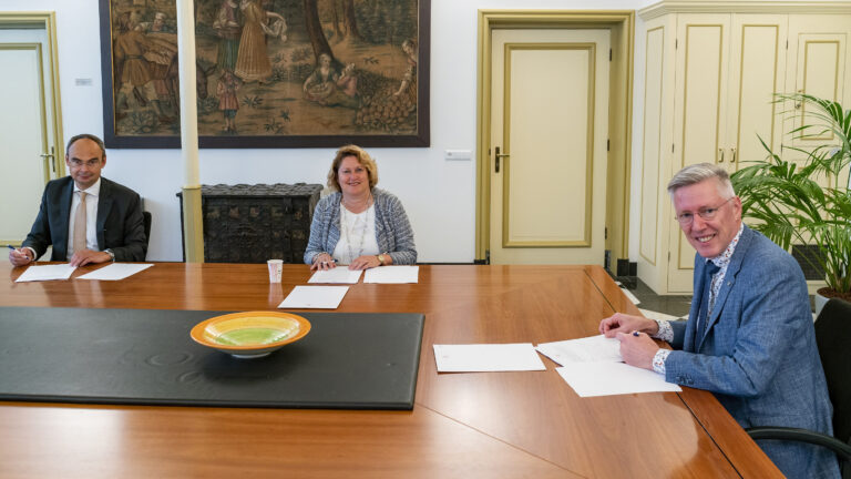 Wethouder en bouwpartners tekenen voor project Cascade aan Helderseweg