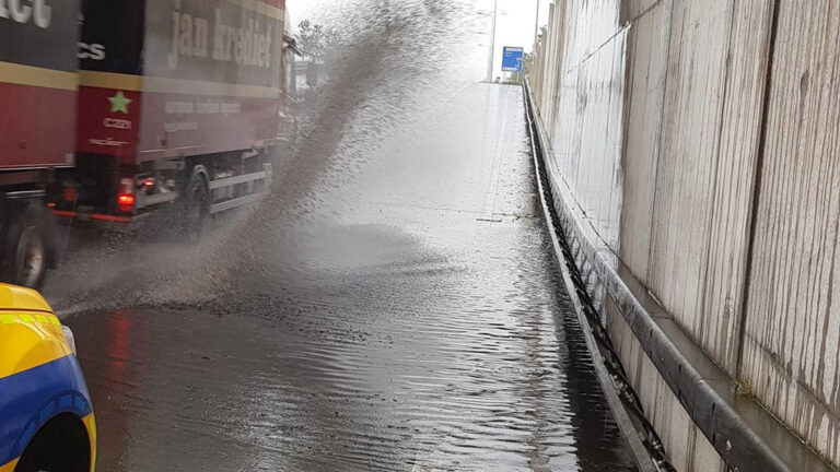 Weer wateroverlast in tunnelbak van N194 in Heerhugowaard
