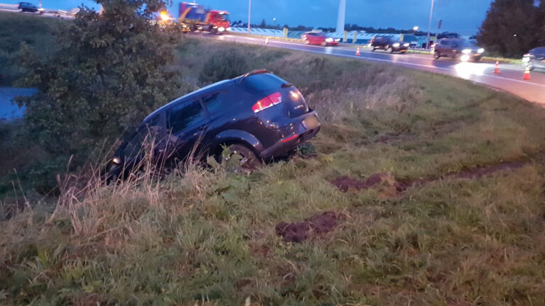 Auto schuift van toerit N508 naar N242, kop-staartbotsing tijdens wegafzetting