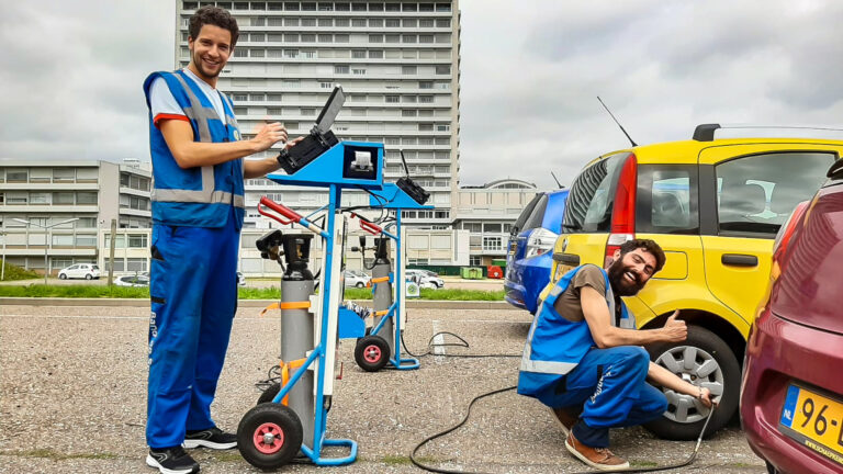 Team van ‘Band op Spanning’ staat paraat bij Winkelcentrum Broekerveiling