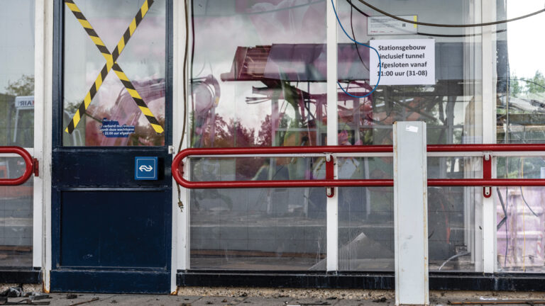 Nog steeds mensen over het spoor bij station Alkmaar Noord: “Doe dat niet!”