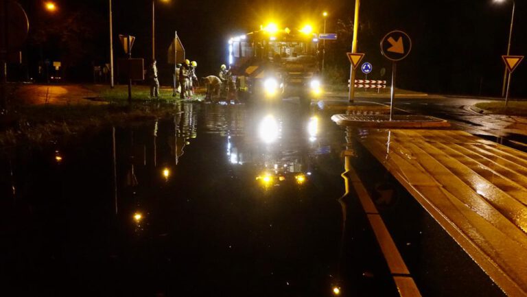Hevige regenval zorgt voor wateroverlast op Zeeweg Bergen