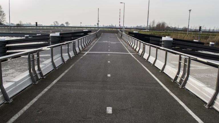 Rekervlotbrug weer geopend na de zoveelste reparatie