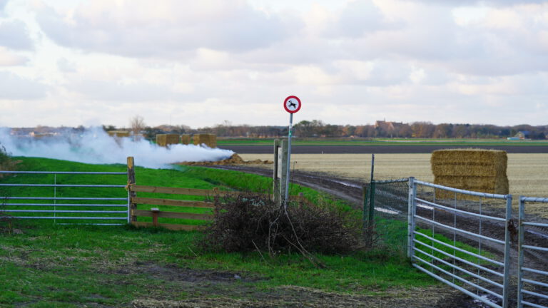 Opnieuw brand in partij stro op land langs Heilooër Zeeweg bij Egmond-Binnen