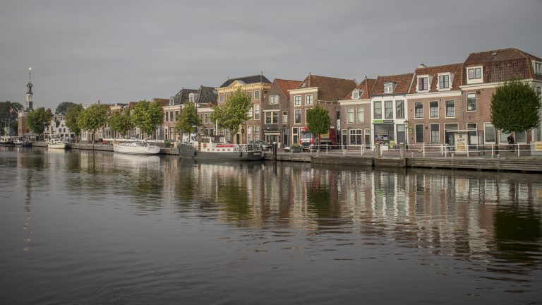 Ruim 17 procent rijdt meer dan 10 km/u te snel op Bierkade, Lijst Peters stelt vragen