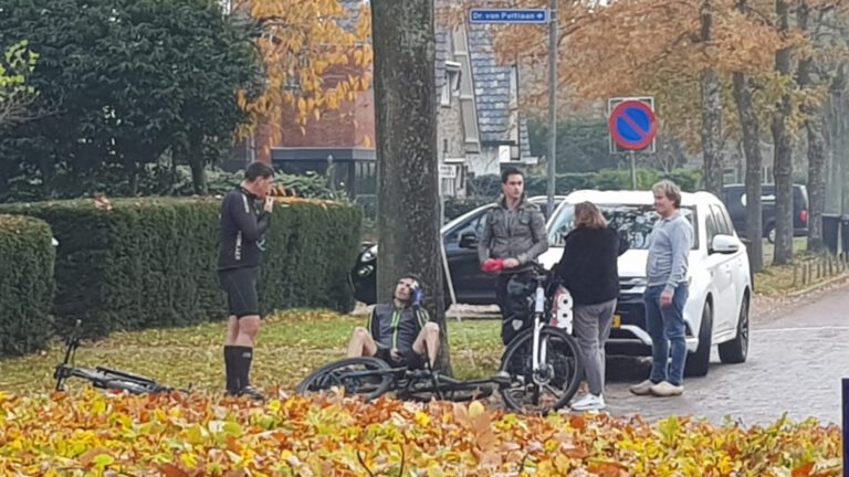 Mountainbiker komt ten val door glad wegdek in Bergen