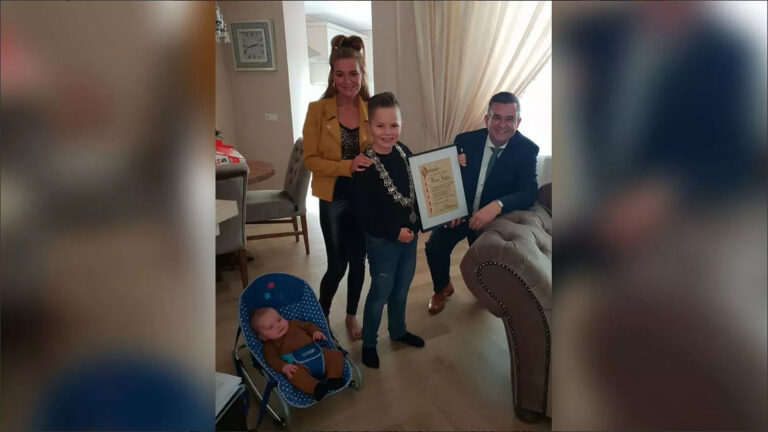 Onderscheiding voor 8-jarige Brian die zijn te water geraakte baby-broertje redde