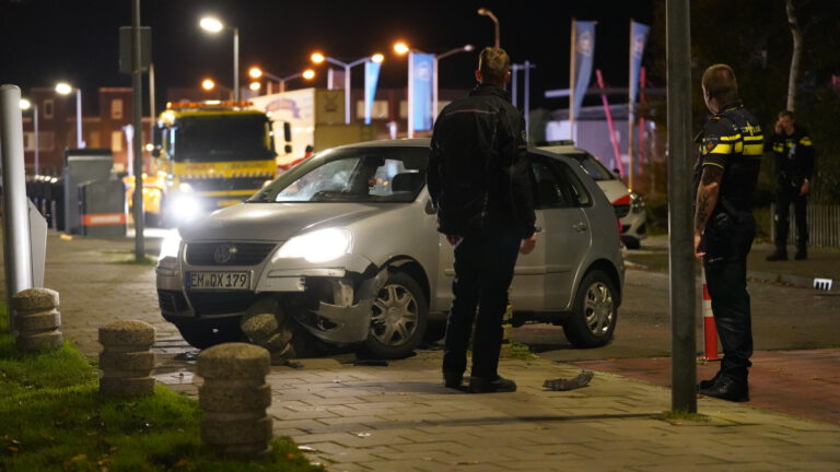 Achtervolging eindigt tegen paaltje bij Wendelaarstraat