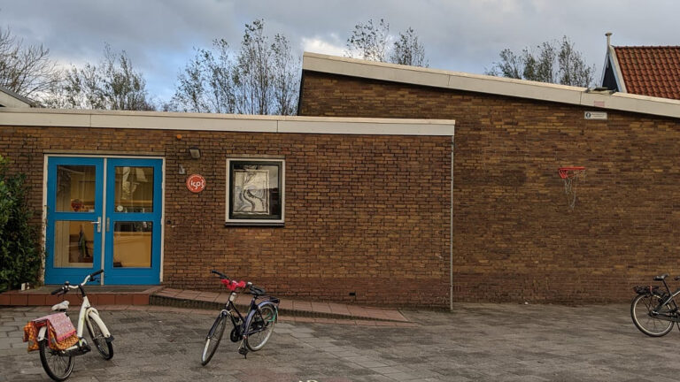 Getuigen gezocht van vernielingen bij basisschool in Grootschermer