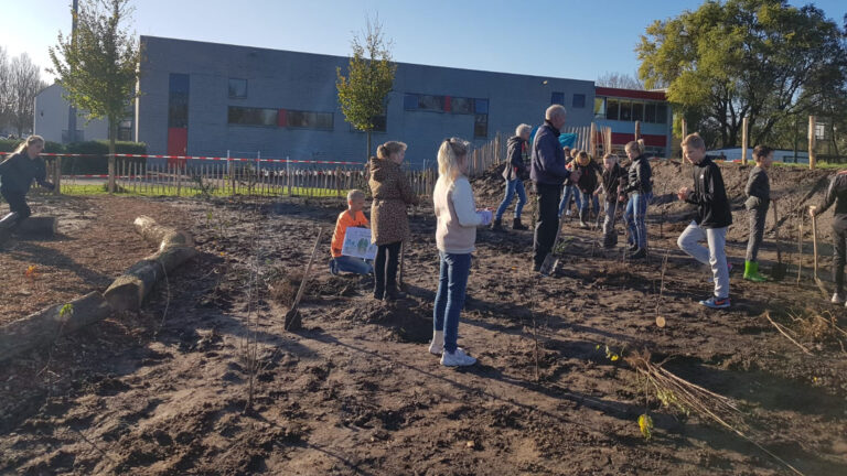 Leerlingen van Alkmaarse obs De Cocon planten hun eigen ‘Vlinderbos’