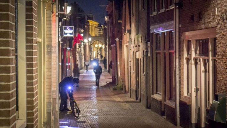 Achterdam ontwaakt moeizaam na tweede lockdown: “Corona maakt de klanten bang”