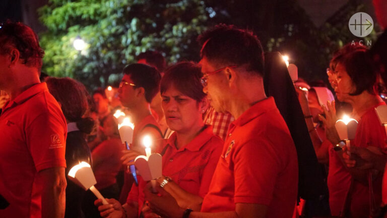 Kerken in Alkmaar en Bergen kleuren rood tijdens Red Wednesday