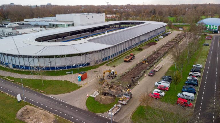 Start van plaatsing 940 zonnepanelen boven parkeerplaats De Meent