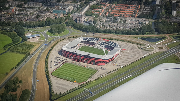 Onderzoeksraad: constructiefouten AZ-stadion bleven onopgemerkt door gebrek aan controle