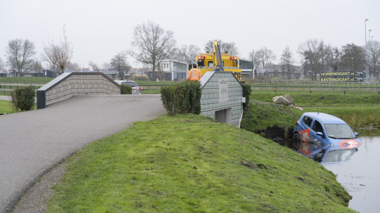 Spanjaard vliegt uit de bocht en eindigt in sloot bij West-Graftdijk
