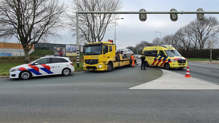 Kop-staartbotsing N245; veel schade en automobiliste naar ziekenhuis