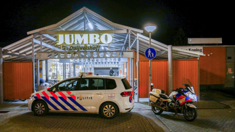 Twee jongens zetten Jumbo Muiderwaard op stelten