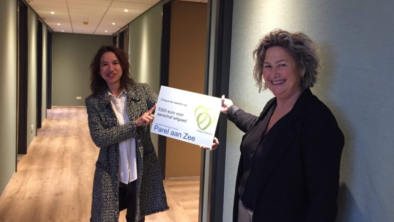 Dorpsvereniging De Parel schenkt Hospice Egmond eigen wascombinatie