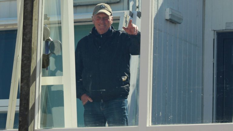 Strandpaviljoenhouder stuurt boze mail naar Rutte: “Bouwmarkten en winkels dicht, horeca open”