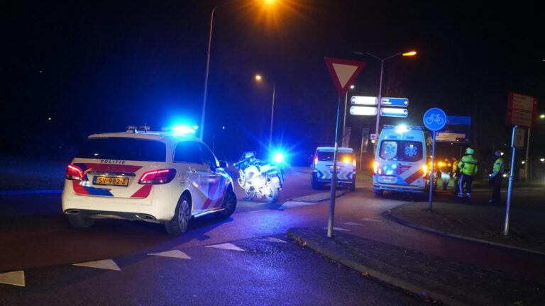Automobilist ziet scooter met twee vrouwen over het hoofd op Bergerhout rotonde