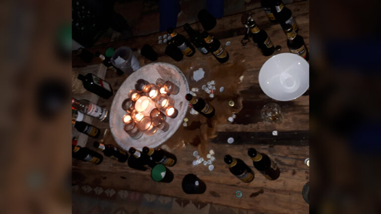 Politie doekt huisfeestje van ruim tien Bergense jongeren op