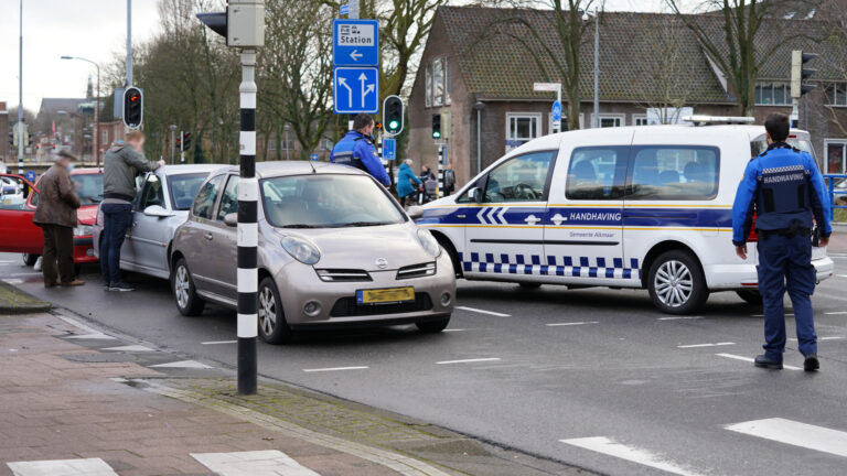 Kop-staartbotsing op Bergerweg bij Nicolaas Beetskade