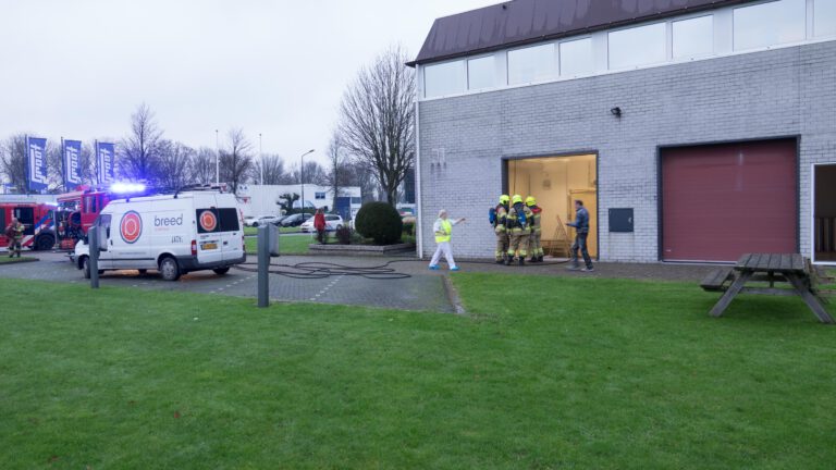 Brandje bij Dobla aan Galileistraat, medewerkers in de kou