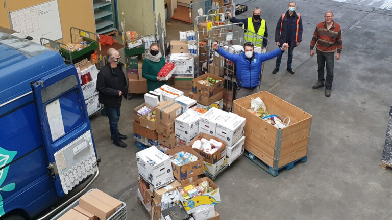 Inzamelactie voor Voedselbank Alkmaar e.o. levert twaalf karren boodschappen en 750 euro op