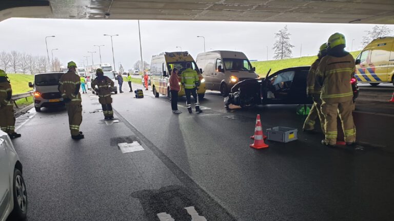 Automobilist schiet op N242 tegen vangrail aan overzijde, aanrijdingen onder tegenliggers