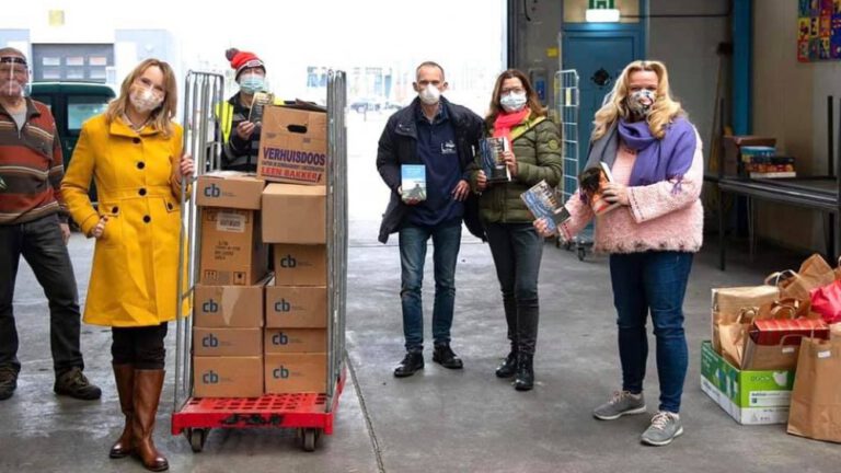 Simone van der Vlugt doneert geestelijk voedsel voor kerstpakketten minima