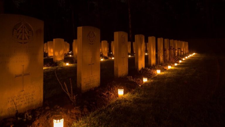 Clandestiene lichtjesactie op ereveld Bergen levert opnieuw feeëriek schouwspel op