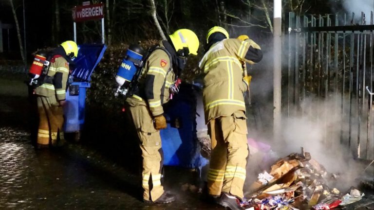 Brandweer Bergen razendsnel bij brand papiercontainers vv Bergen, vermoedelijk brandstichting
