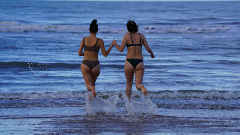 Toch even het ijskoude water in vanaf strand Egmond