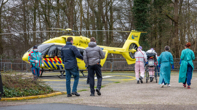 Noordwest corona-afdelingen overvol: overplaatsing vier patiënten, twee per helikopter