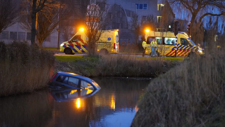 Twee gewonden en auto te water bij kop-staartbotsing op Westtangent