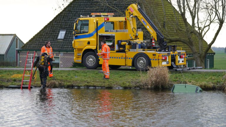 Auto gaat er vandoor tijdens ijskrabben en eindigt in kanaal